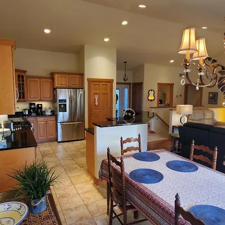 Beautiful 4+ Bed 3 Bath Condo 20 Minutes To Madison